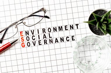 ESG. Çevresel sosyal ve yönetim iş konsepti. Kağıt üzerinde mesaj. Düz yatıyordu