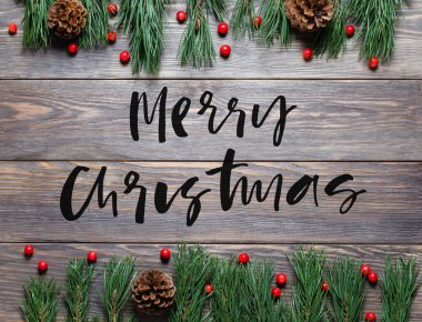 Kahverengi ahşap arka planda Xmas kompozisyonu. Mutlu noel yazıları..