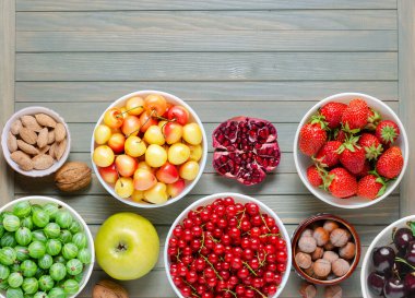 Taze böğürtlen, fıstık ve meyve karışımı. Ahşap arka plan. Boşluğu kopyala.