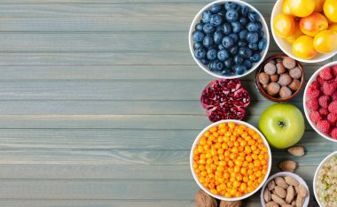 Taze böğürtlen, fıstık ve meyve karışımı. Ahşap arka plan. Boşluğu kopyala.