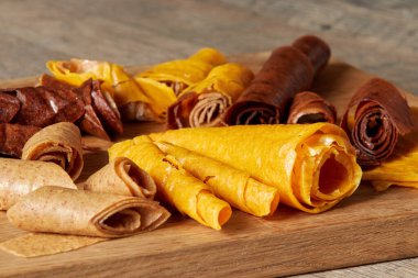 Meyve pasaportu. Meyve ve meyvelerden elde edilen doğal tatlılar. Faydalı tatlılar pastiller, meyve cipsleridir. Beslenme vitamini. Vejetaryen yemeği.