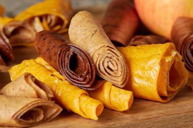 Meyve pasaportu. Meyve ve meyvelerden elde edilen doğal tatlılar. Faydalı tatlılar pastiller, meyve cipsleridir. Beslenme vitamini. Vejetaryen yemeği.