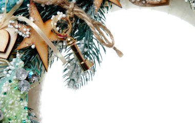 Beyaz arkaplanda Noel çelengi