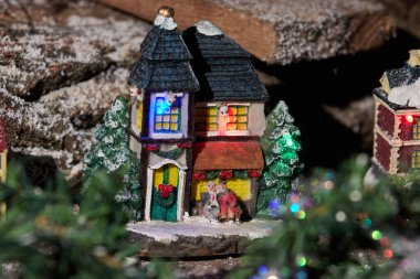 Harika bir Noel oyuncağı. Karanlık bir arka planda Noel kompozisyonu