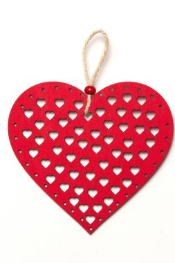 Tahta kırmızı kalp. Beyaz arka planda izole edilmiş Noel oyuncağı