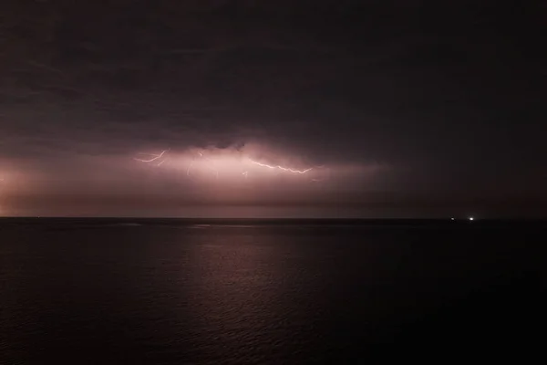 Geceleri Denizin Üzerinde Şimşek Çakan Bir Fırtına Şimşekler Çakıyor Fırtına — Stok fotoğraf