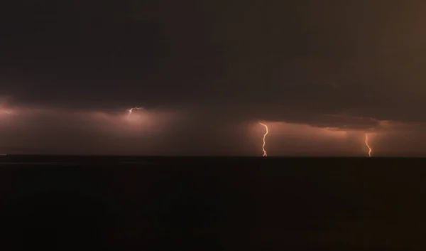 Tormenta Con Relámpagos Sobre Mar Por Noche Relámpagos Nubes Tormenta — Foto de Stock