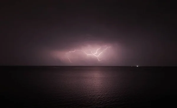 Tormenta Con Relámpagos Sobre Mar Por Noche Relámpagos Nubes Tormenta — Foto de Stock