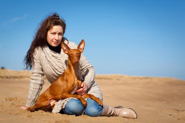 Женщина и собака — стоковое фото
