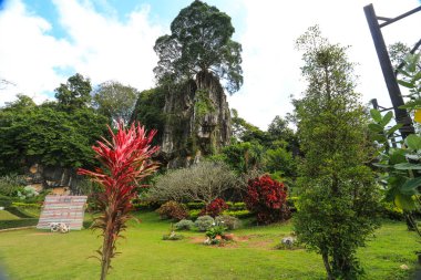 Kunming Tayland. Suan Hin Pha Ngam Bahçe Parkı Rock Dağı arka planında turizm için. Ban Na Fai, Nong Hin Alt Bölgesi, Nong Hin Dist