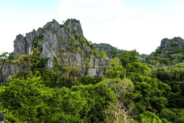Kunming Tayland. Suan Hin Pha Ngam Bahçe Parkı Rock Dağı arka planında turizm için. Ban Na Fai, Nong Hin Alt Bölgesi, Nong Hin Dist