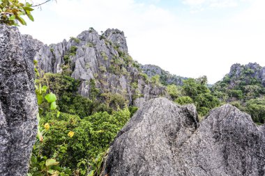 Kunming Tayland. Suan Hin Pha Ngam Bahçe Parkı Rock Dağı arka planında turizm için. Ban Na Fai, Nong Hin Alt Bölgesi, Nong Hin Dist
