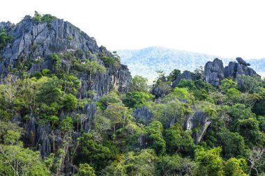 Kunming Tayland. Suan Hin Pha Ngam Bahçe Parkı Rock Dağı arka planında turizm için. Ban Na Fai, Nong Hin Alt Bölgesi, Nong Hin Dist
