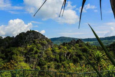 Kunming Tayland. Suan Hin Pha Ngam Bahçe Parkı Rock Dağı arka planında turizm için. Ban Na Fai, Nong Hin Alt Bölgesi, Nong Hin Dist