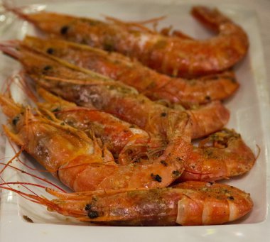 plaka üzerinde ızgara karides