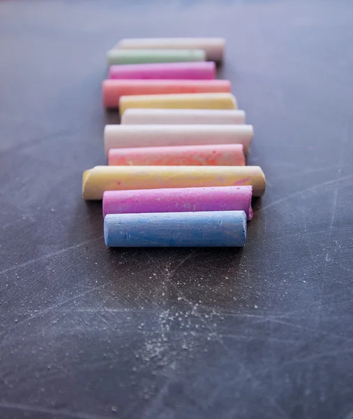 Bunte Kreide auf der Tafel — Stockfoto