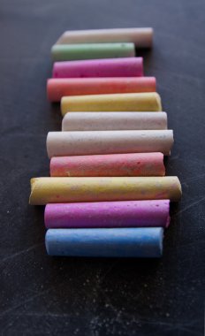 Kara tahta üzerinde renkli tebeşir