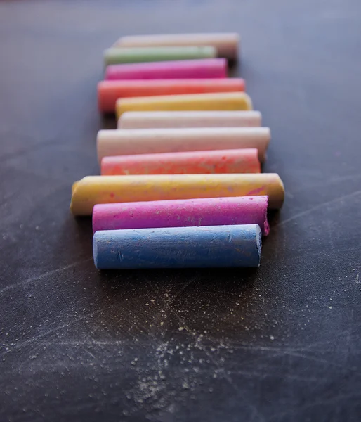 Bunte Kreide auf der Tafel — Stockfoto