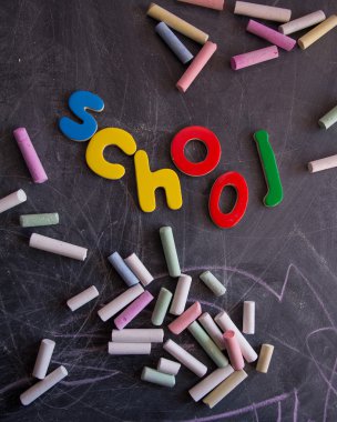 renkli tebeşirler sayılar ve harfler üzerinde yazı tahtası