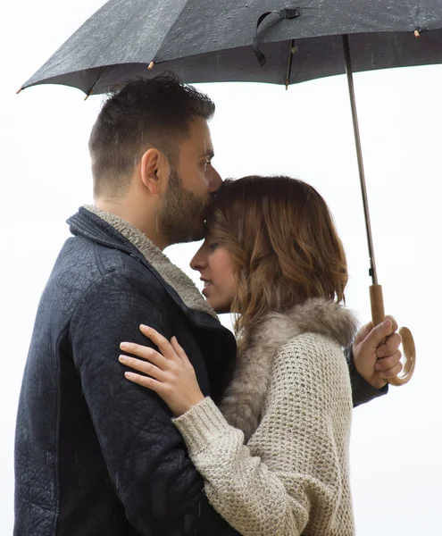 Casal jovem abraçando uns aos outros Fotografias De Stock Royalty-Free