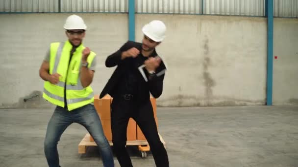 Ingenieurs Inspectors Dansen Vrolijk Het Magazijn — Stockvideo