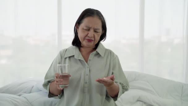 Yaşlı Kadın Ilaç Alıyor Altta Yatan Hastalıktan Dolayı Düzenli Olarak — Stok video