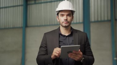 Depoda tablet kullanan bir mühendis tarafından yönetiliyor..