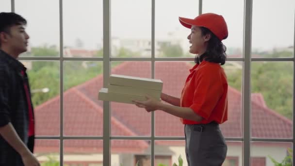 Młody Azjatycki Pizzeria Dostawca Żywności Przychodzi Dostarczyć Żywność Jej Miejsca — Wideo stockowe