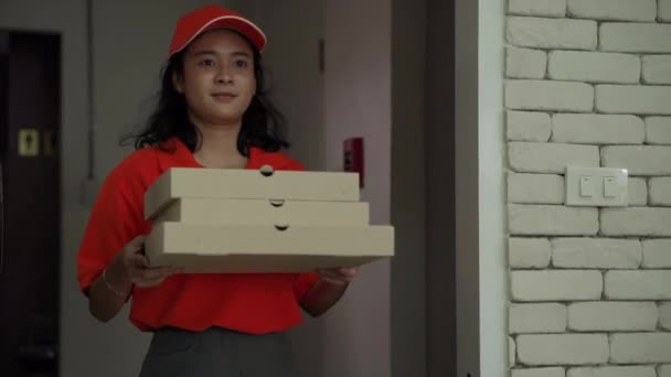 Молодая Азиатская Пиццерия Доставка Продуктов Питания Работник Приходит Доставить Еду — стоковое видео