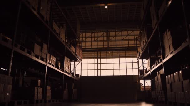 労働者が倉庫のドアを開く — ストック動画