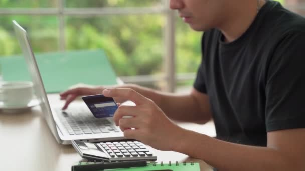 Zbliżenie Ręce Trzymające Kartę Kredytową Makieta Przy Użyciu Laptopa Zakupy — Wideo stockowe
