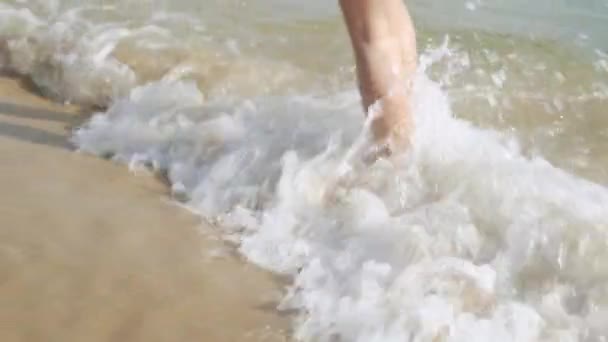 Beine Die Urlaub Strand Spazieren Sommerthema — Stockvideo