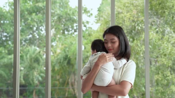 아시아의 어머니가 아이를 있습니다 집안의 거실에서 — 비디오