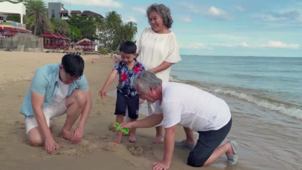 Torunları Oğullarıyla Kumsalda Kum Oynuyorlar — Stok video