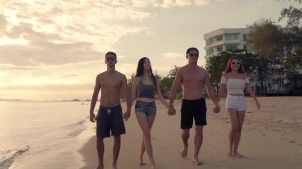 Een Groep Jonge Vrienden Meisjes Die Avonds Het Strand Wandelen — Stockvideo