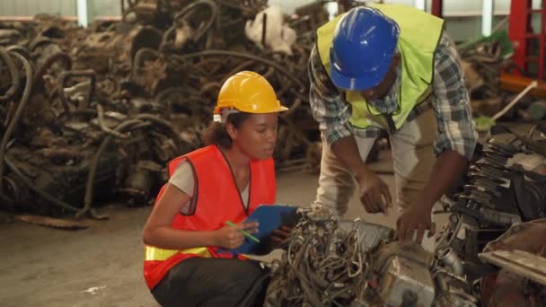 Afroameričtí Technici Vysvětlují Použité Autodíly Administrativním Pracovníkům Mechanikách Skladu — Stock video