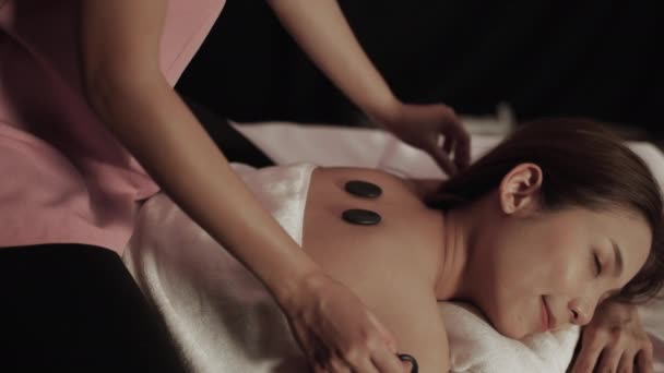 Mujer Asiática Joven Durmiendo Una Sala Spa Piedra Caliente Espalda — Vídeos de Stock