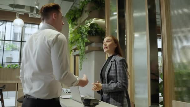 Hotelreceptioniste Checkt Voor Gasten Die Komen Logeren — Stockvideo