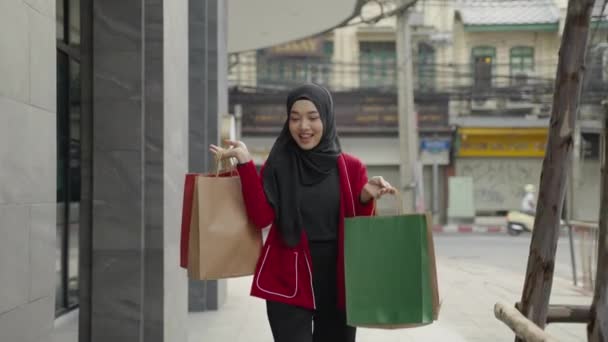 Slow Motion Video Shot Young Muslim Woman Happily Brought Shopping — Stok Video