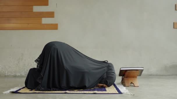 Side View Video Young Muslim Women Performing Prayers Islamic Religion — Stock Video