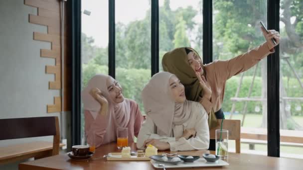 Group Muslim Girls Dining Restaurant Using Mobile Phones Chat Online — Stock Video