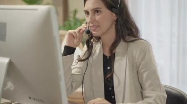 Çağrı merkezi, tele pazarlama, müşteri destek ajansı telefon görüşmesinde hizmet sunma, iş kadını kulaklık takıp uzaktan müşteri ya da iş arkadaşına destek oluyor. Video çekimini kapat