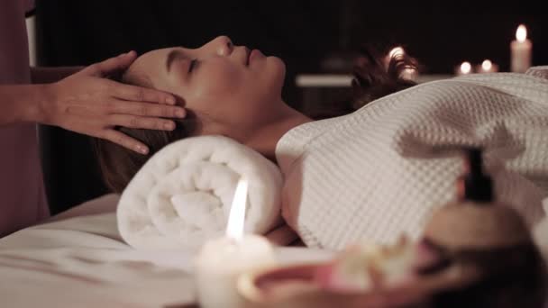 Masseur Massages Tempels Voor Een Mooie Aziatische Vrouw Kalmeren Vermoeidheid — Stockvideo