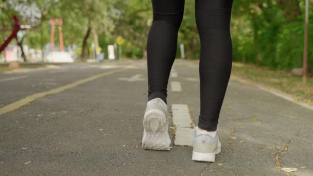 Imagens Guindaste Parte Trás Uma Mulher Fazendo Aquecimento Antes Corrida — Vídeo de Stock