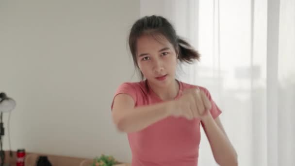Замедленная Съемка Красивой Азиатки Делающей Упражнения Круглый Бокс Комнате — стоковое видео