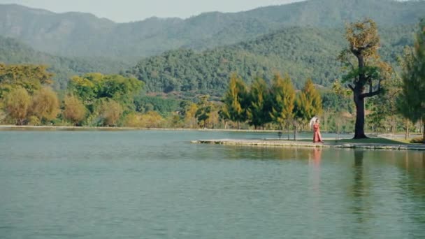 Seorang Wanita Yang Mengenakan Kimono Berjalan Tepi Danau Pada Hari — Stok Video
