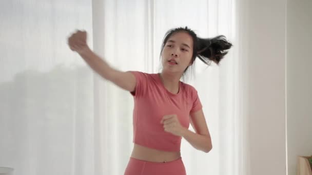 Съемка Красивой Азиатки Делающей Упражнения Круглый Бокс Комнате — стоковое видео