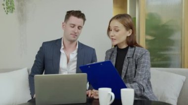 Genç Kafkas iş ortağı belirlenen hedeflere ulaşmak için pazarlama stratejilerini tartışıyor.