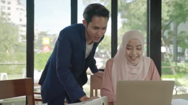 Μουσουλμανικά Ζευγάρια Συζητούν Και Διδάσκουν Δουλειά Καφετέρια — Αρχείο Βίντεο