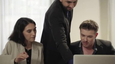 İş adamları iş dünyasının hedeflerini tartışmak ve fikir alışverişinde bulunmak için toplantı yapıyorlar..